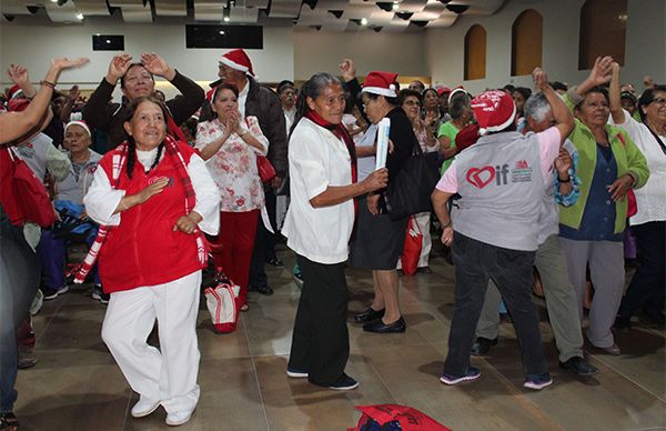 Adultos mayores celebran posada navideña