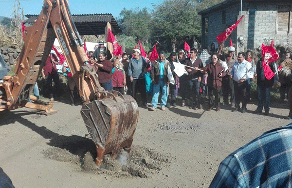 Inicia pavimentación de calle en Opopeo