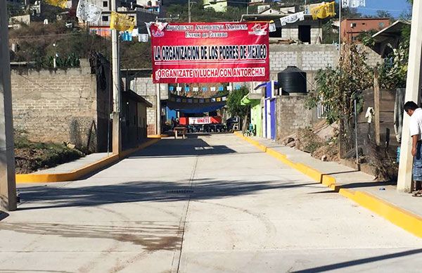 Cortan el listón de pavimentación en la colonia Renacimiento