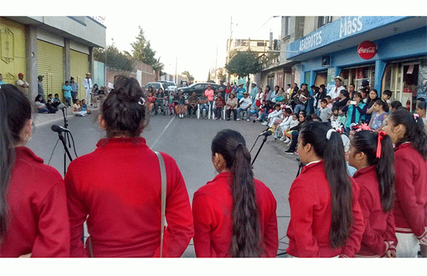 Estudiantes de Maravatío ofrecen banquete cultural a colonos