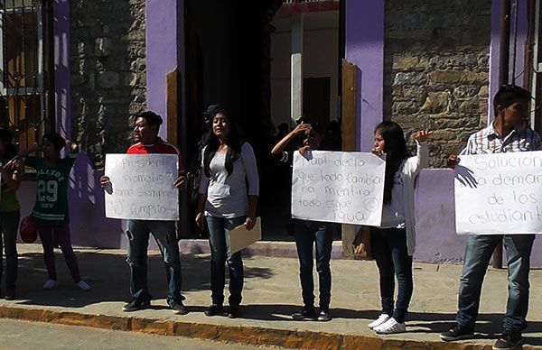 Estudiantes exigen respuesta a demandas al alcalde de Huejutla