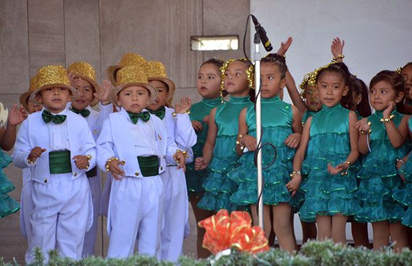 Participan cientos de niños en concurso de villancicos