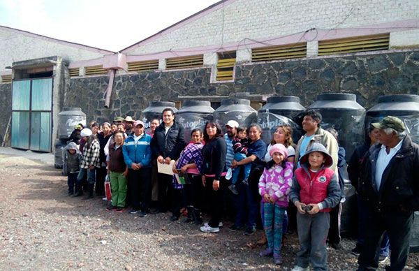  Entrega de tinacos en Juchitepec