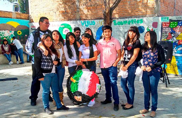  Concurso de piñatas en Instituto Calpulli