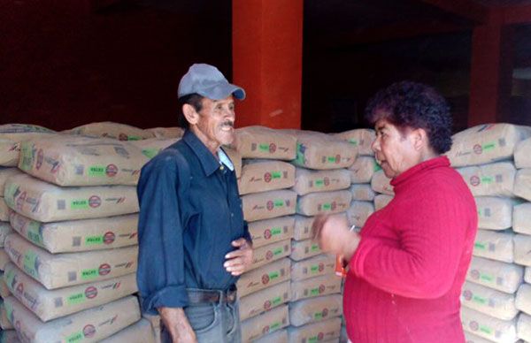 Organizados reciben 6 mil bultos de cemento en Torreón 