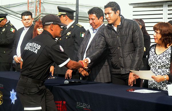  Bomberos reciben certificado de bachillerato 