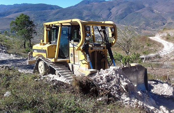  Maquinaria apertura calles en nueva colonia antorchista de Chilpancingo