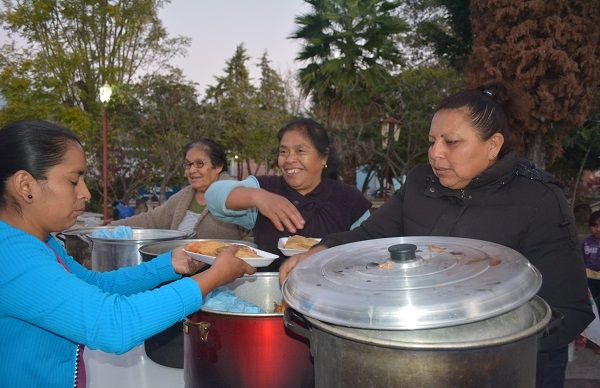 Antorchistas de San Nicolás Tolentino realizan tradicionales fiestas decembrinas.