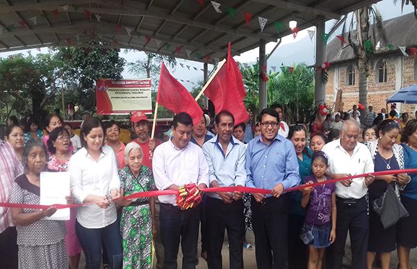 Antorcha inaugura techado de cancha en Cuichapa