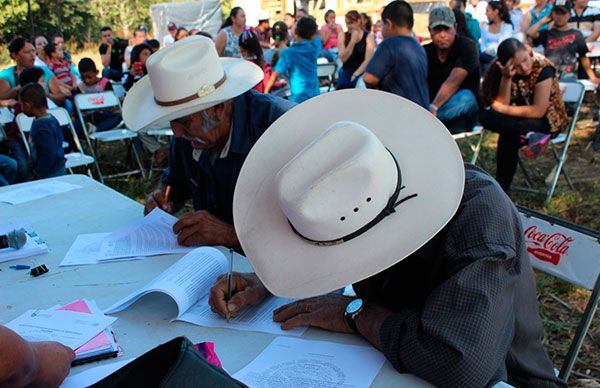 Reciben familias humildes de Pihuamo apoyo a la vivienda