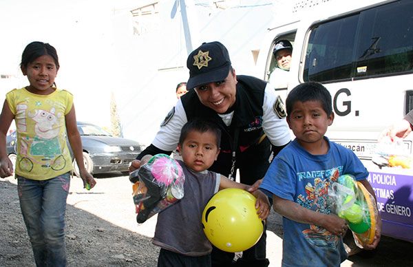 Policías de Chimalhuacán entregan juguetes a niños