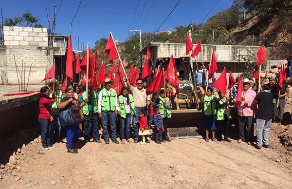 Dan banderazo a pavimentación de calle en Tlapa