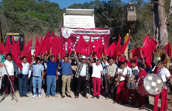 Dan banderazo a pavimentación de carretera Zoyatepec-Ocotito