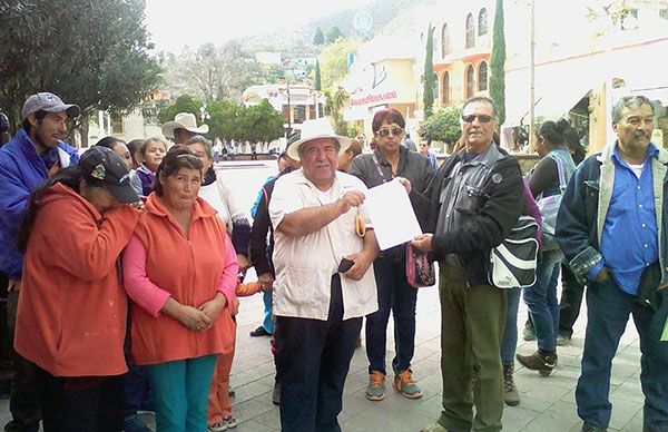  Entregan pliego petitorio a la alcaldesa de Galeana