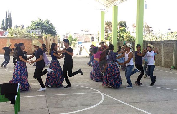  Listo, el ballet folclórico de la prepa Lázaro Cárdenas 