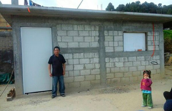 Antorcha entrega paquetes de vivienda en la Sierra Sur