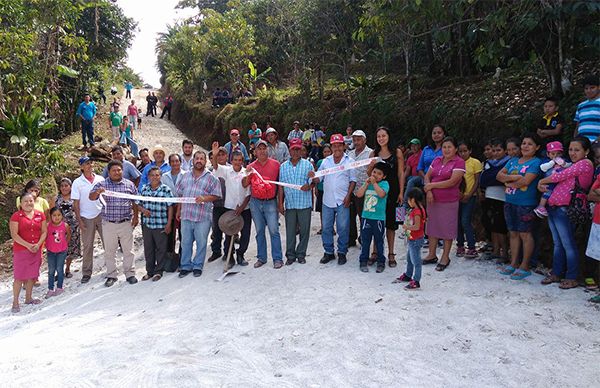 Campesinos de la sierra de Atoyac logran rehabilitación de camino