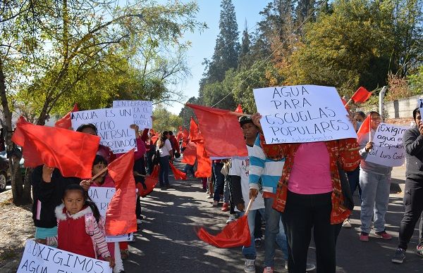 Colonos antorchistas se manifiestan ante Interapas por falta de agua.