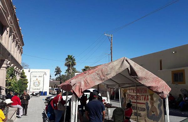 Instalan plantón en alcaldía de Parras de la Fuente 