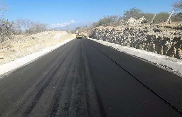  Avanza pavimentación de carretera en Zapotitlán de Vadillo