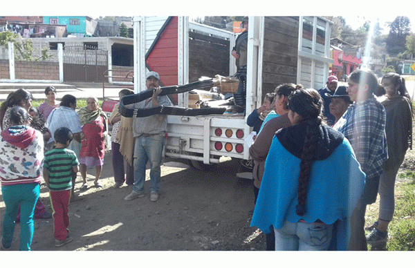 Entrega de apoyos a campesinos de Ario y Salvador Escalante