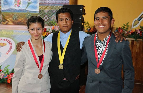 Jóvenes oradores llegan al auditorio Clara Córdova de Tecomatlán.