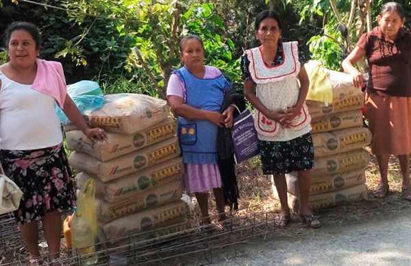 Entregan apoyos de recámaras adicionales en zona Otomí-Tepehua 