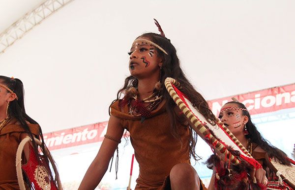 Niños antorchistas comparten danzas tradicionales con el pueblo