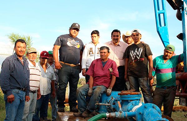 Con pipas, abastece de agua ayuntamiento a comunidades de Villa Hidalgo