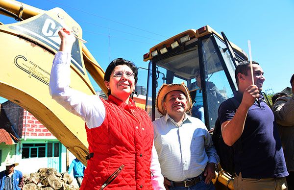 Colocan primera piedra del Albergue Estudiantil Indígena