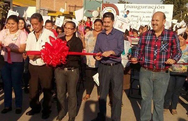 Inauguran pavimentación de la calle 