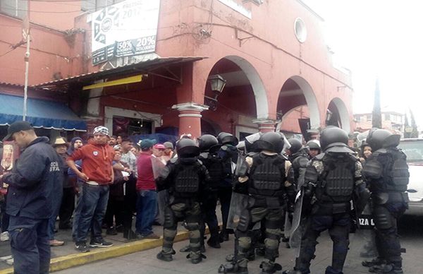 Alcalde de Coatepec ordena desalojo violento contra comerciantes antorchistas