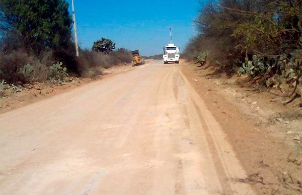 Logra Antorcha reencarpetado de caminos en Salinas de Hidalgo