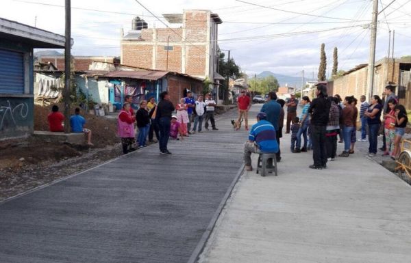 Avanza pavimentación de la colonia Movimiento Antorchista, de Uruapan