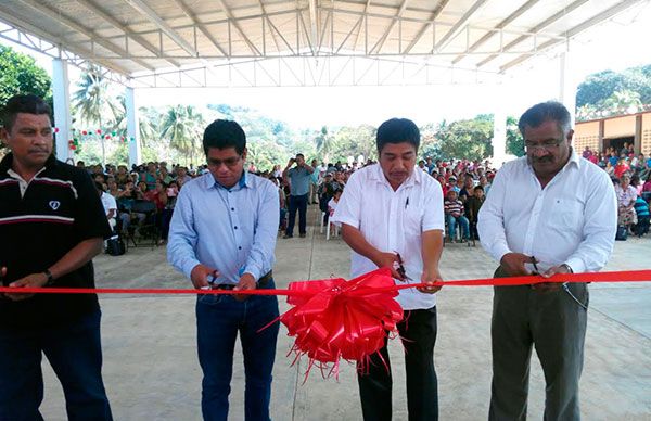  Festejan inauguración de techado y cancha municipal en el Istmo