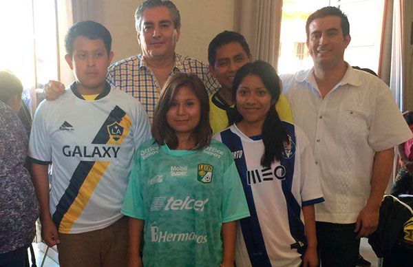  Huastecos reciben uniformes para liga deportiva  