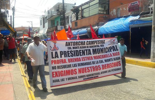  Marchan antorchistas en Nanchital en demanda de obras y servicios 