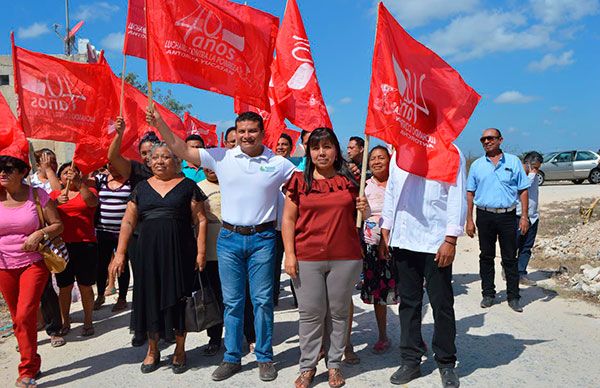   Recorren antorchistas calles junto al edil Carlos Moreno