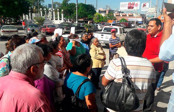   Antorchistas de Mante protestan frente al ayuntamiento 