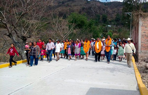 Inaugura Antorcha pavimentación en Chilapa