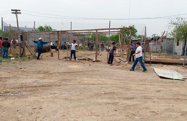  Colonos antorchistas construyen techado 