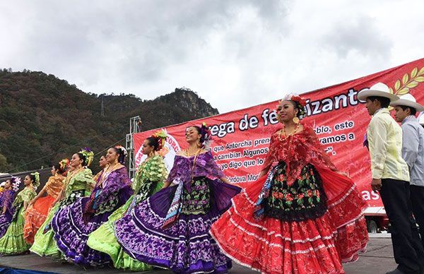  Campesinos de Los Altos reciben paquetes de fertilizante