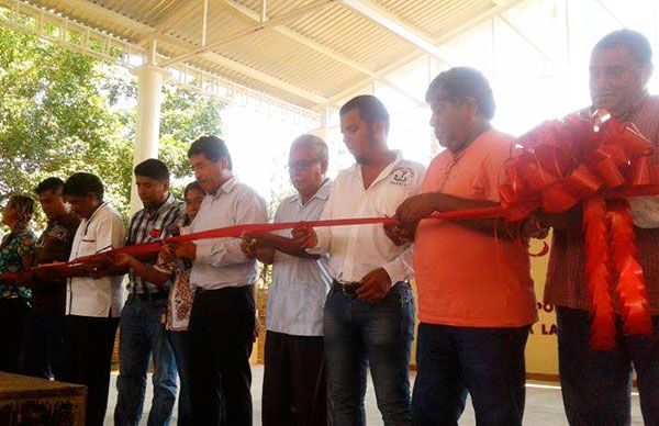 Inauguran techado de plaza cívica en Villa de Tutepec de Melchor Ocampo