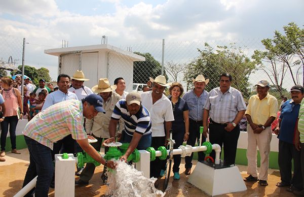 Antorcha lleva agua potable a campesinos de Acayucan