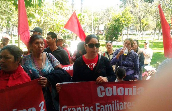  Riesgo de desalojo motiva plantón frente al palacio blanco