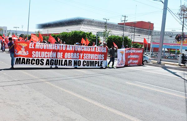 Marchan familias queretanas; gobierno de Pancho Domínguez no responde