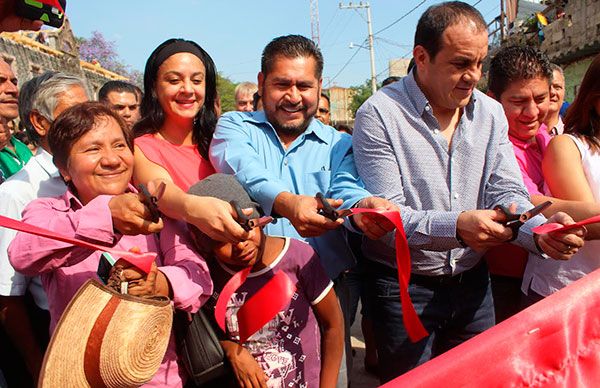 Inaugura dirigente y edil de Cuernavaca pavimentación en Patios de la Estación