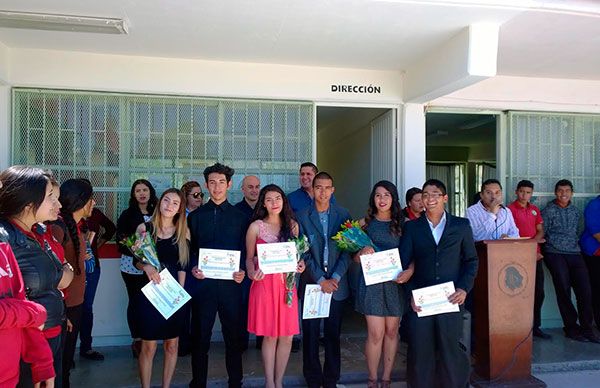 Estudiantes del Telebachillerato General Lázaro Cárdenas eligen a Rey y Reina de Primavera