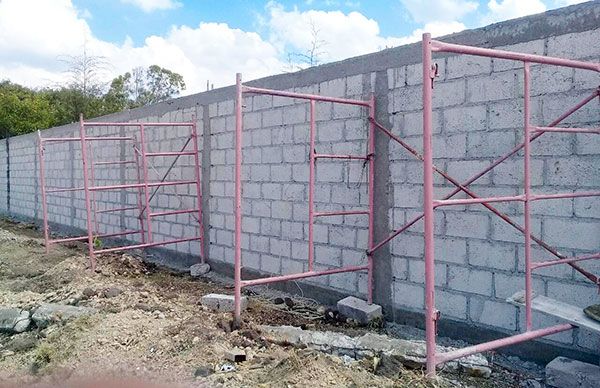 Avanza construcción de bardas perimetrales en escuelas de Nopala  