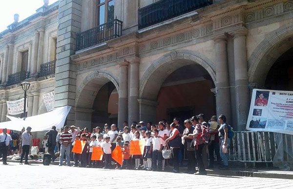  Antorchistas de la Mixteca se manifiestan en Palacio de Gobierno